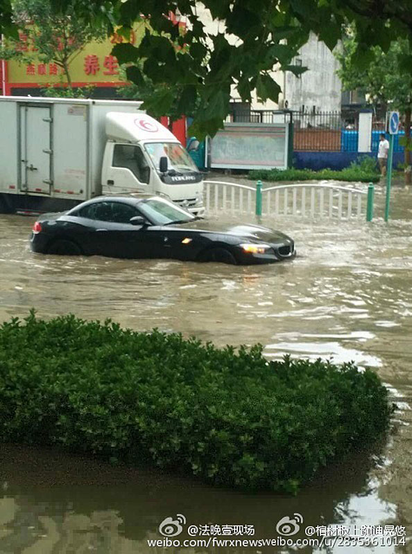 降雨致河北燕郊燕顺路积水严重 燕郊成"淹郊"