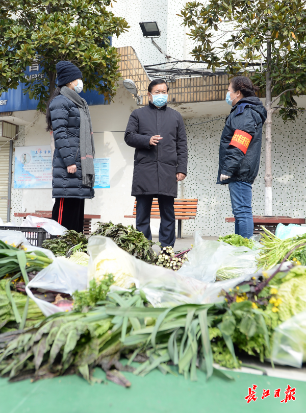 湖北省委常委、武汉市委书记王忠林：生活必需品快捷送社区 不让居民饿着肚子搞防控