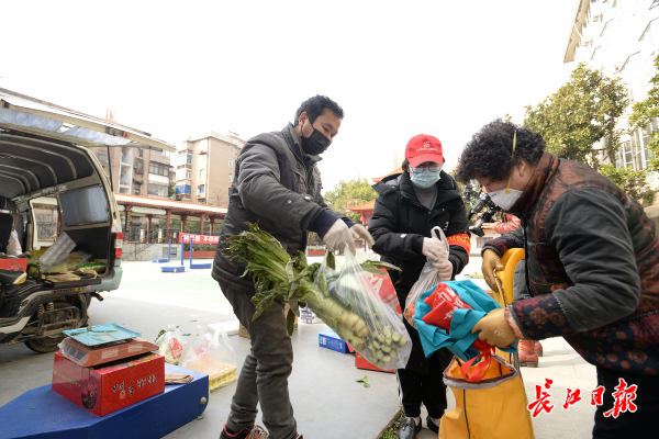 湖北省委常委、武汉市委书记王忠林：生活必需品快捷送社区 不让居民饿着肚子搞防控