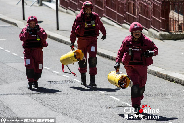 英国伦敦数百警察参加地铁站反恐演习