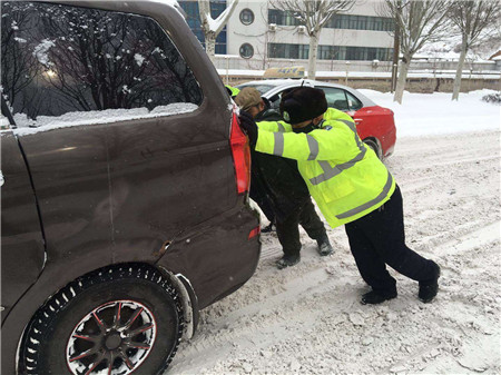 溪湖交警迎战暴风雪冰雪路上化身“推车哥”