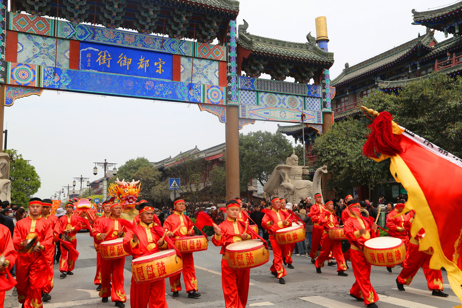 【河南供稿】古都开封1300余人踏春巡游 再现北宋清明时节盛景