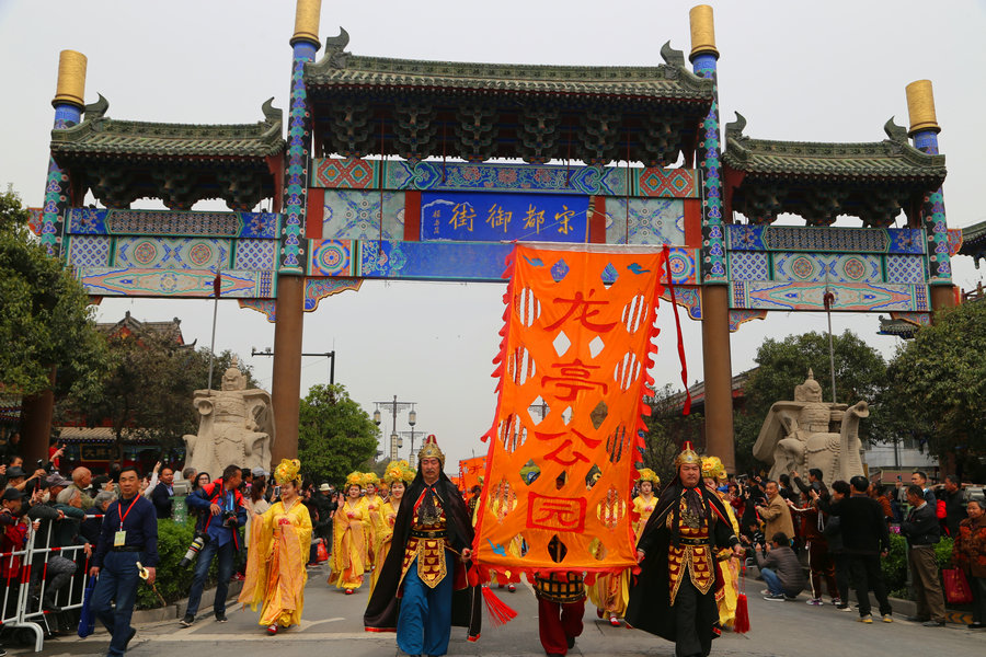 【河南供稿】古都开封1300余人踏春巡游 再现北宋清明时节盛景