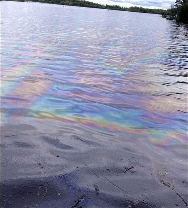 俄罗斯石油泄漏 民居水龙头里冒出石油