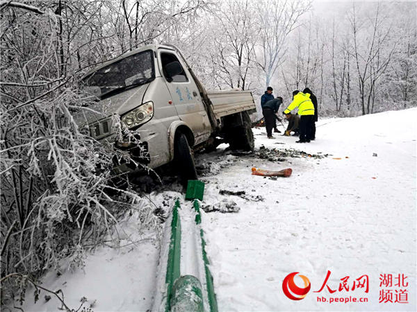 湖北房县降迎来2018年冬最大雪 民警全员上路保安全