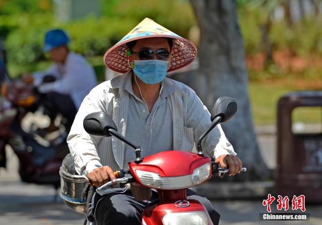 海南“高烧不退” 民众冒高温烈日出行