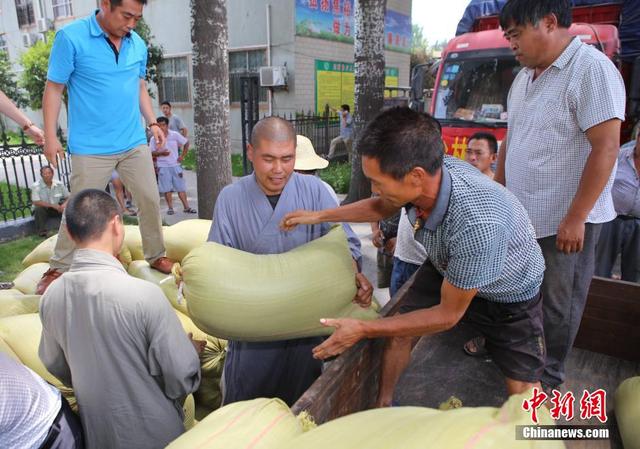 少林寺僧人自种粮食送灾民 肩扛麻袋健步如飞