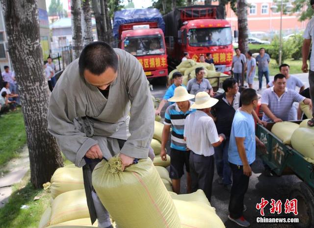 少林寺僧人自种粮食送灾民 肩扛麻袋健步如飞