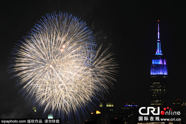 美国多地庆祝独立日 盛大烟火璀璨天空