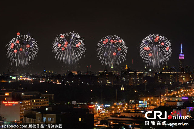 美国多地庆祝独立日 盛大烟火璀璨天空