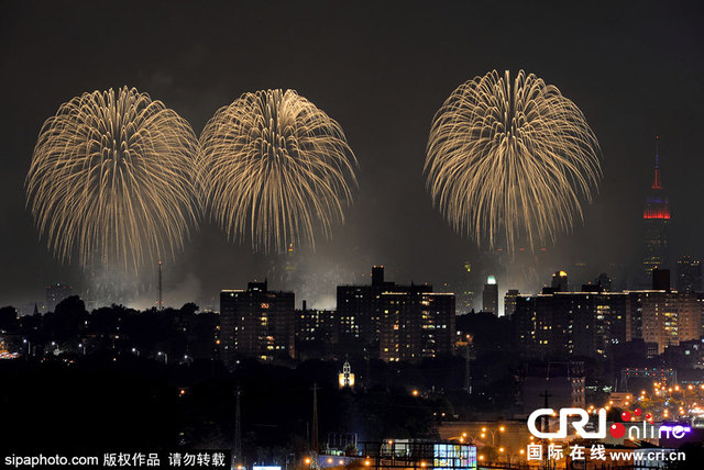 美国多地庆祝独立日 盛大烟火璀璨天空