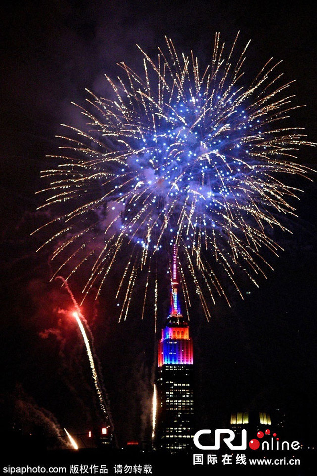 美国多地庆祝独立日 盛大烟火璀璨天空