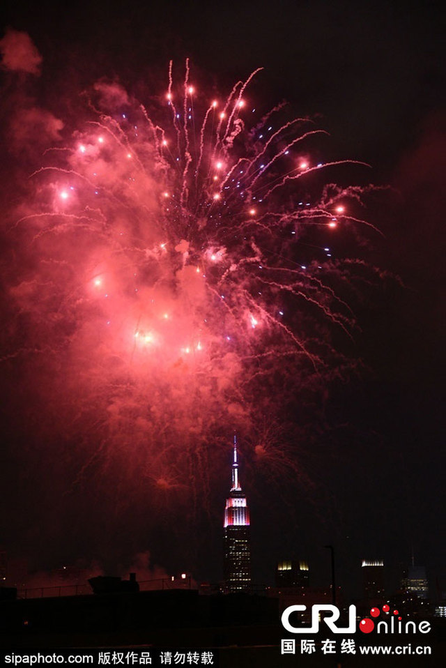 美国多地庆祝独立日 盛大烟火璀璨天空