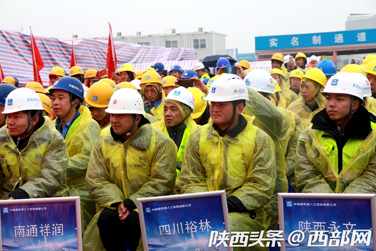 陕西省总工会春节慰问演出走进中建八局西安“三中心”项目