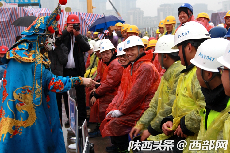 陕西省总工会春节慰问演出走进中建八局西安“三中心”项目