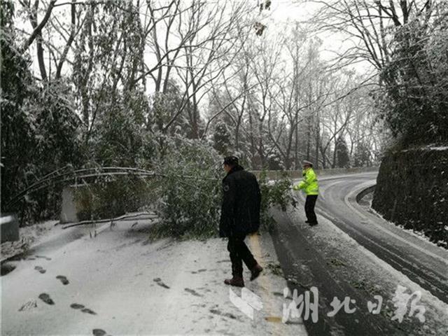 武当山部分地带积雪达10厘米 景区暂停售票