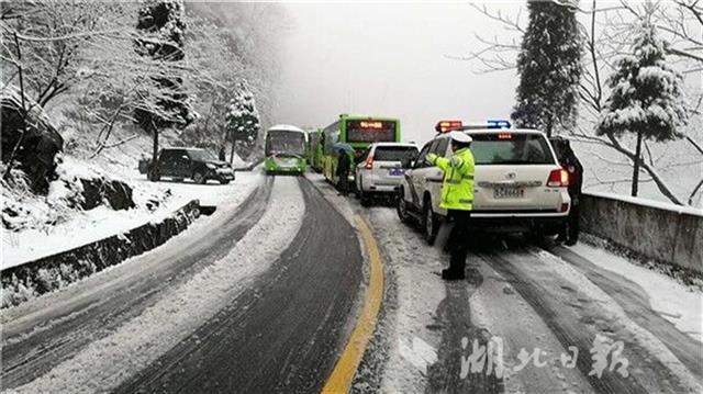 武当山部分地带积雪达10厘米 景区暂停售票