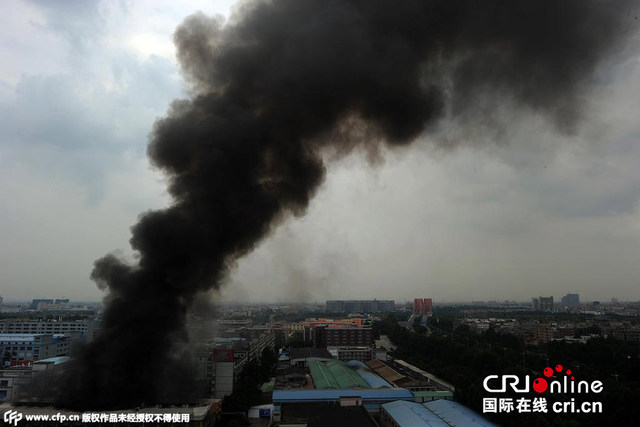 广东东莞一厂房起火爆炸 大火红透半边天