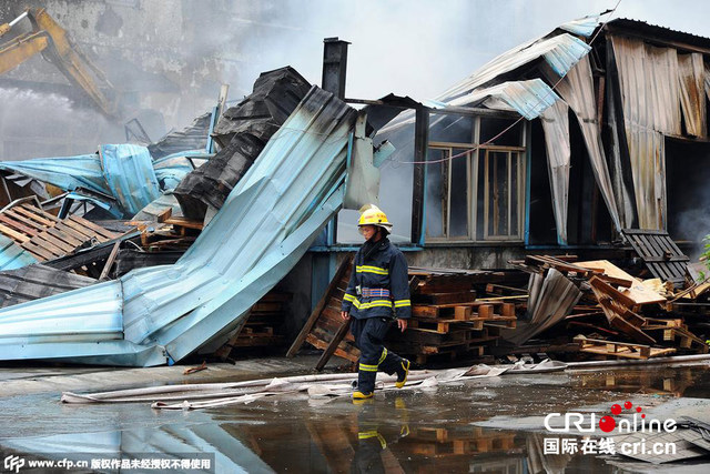 广东东莞一厂房起火爆炸 大火红透半边天