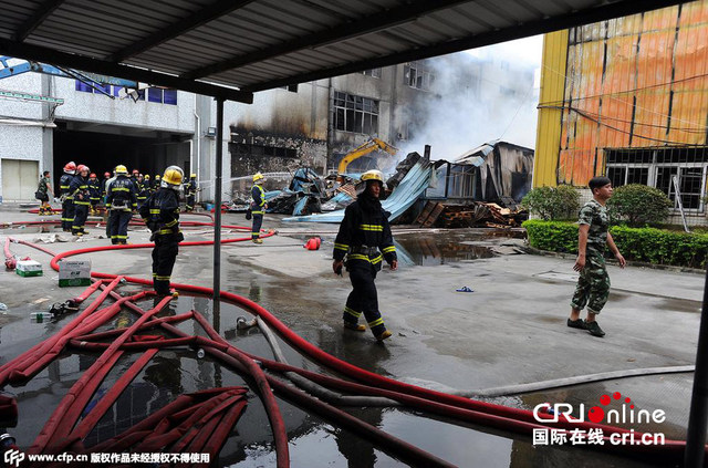 广东东莞一厂房起火爆炸 大火红透半边天