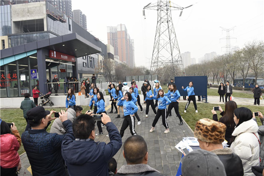 西安地铁四号线开通方便出行 “宇航员”现身航天基地站与市民同庆