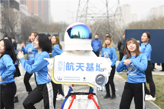 西安地铁四号线开通方便出行 “宇航员”现身航天基地站与市民同庆