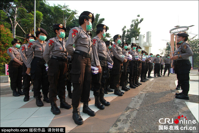 印尼森林火灾致空气污染 女警街头发放免费口罩