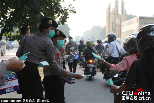 印尼森林火灾致空气污染 女警街头发放免费口罩