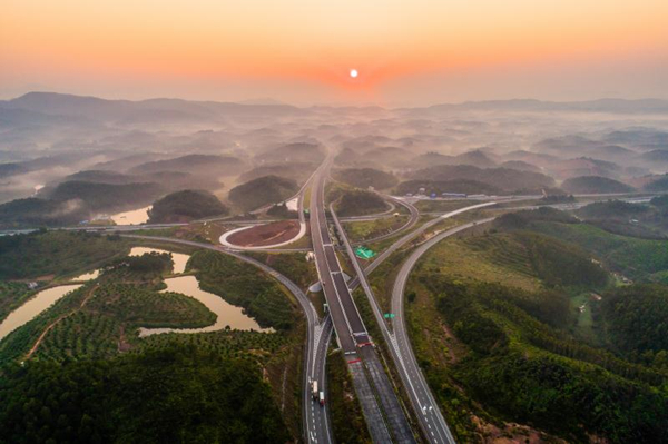 图片默认标题_fororder_汕昆高速英怀段鹤塘枢纽互通。图片由广东省交通集团提供