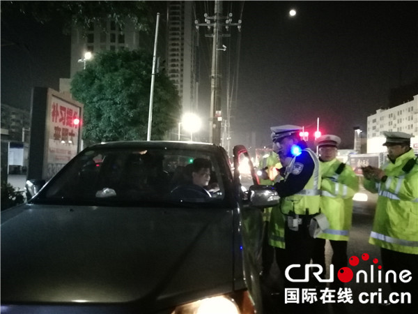 【唐已审】【原创】3小时夜查发现505起交通违法案件  ——南宁交警夜查行动现场观察