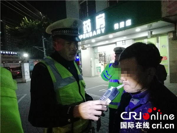 【唐已审】【原创】3小时夜查发现505起交通违法案件  ——南宁交警夜查行动现场观察