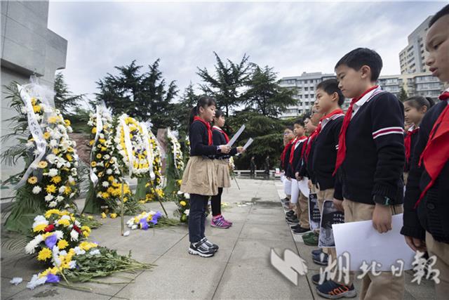 武汉“中华英烈凭吊周”34年不间断