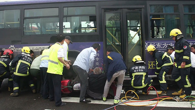 宁波老人连人带车被压车底 数十好心市民抬车救人