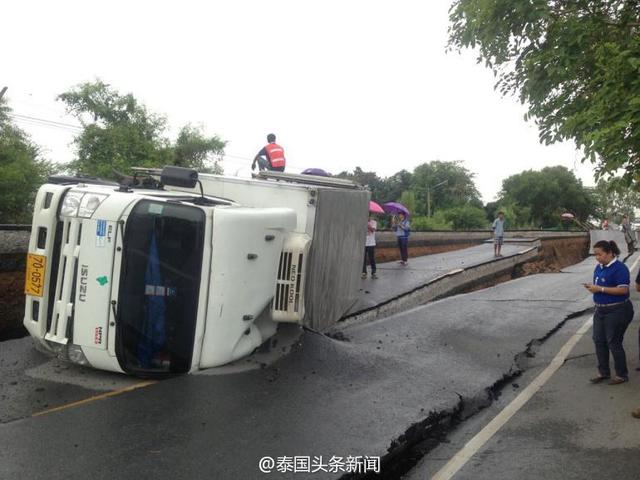 泰国干旱缺水导致的道路塌陷 路面开裂百米