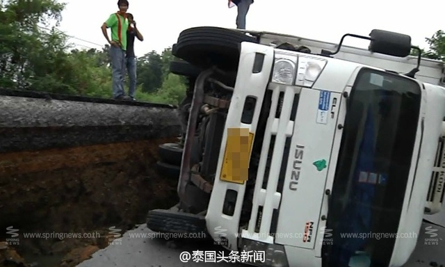 泰国干旱缺水导致的道路塌陷 路面开裂百米