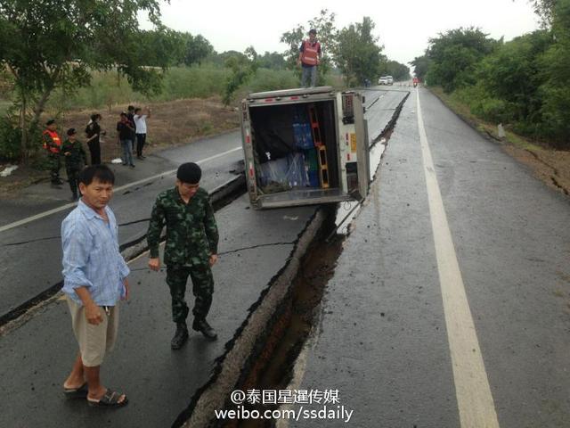 泰国干旱缺水导致的道路塌陷 路面开裂百米