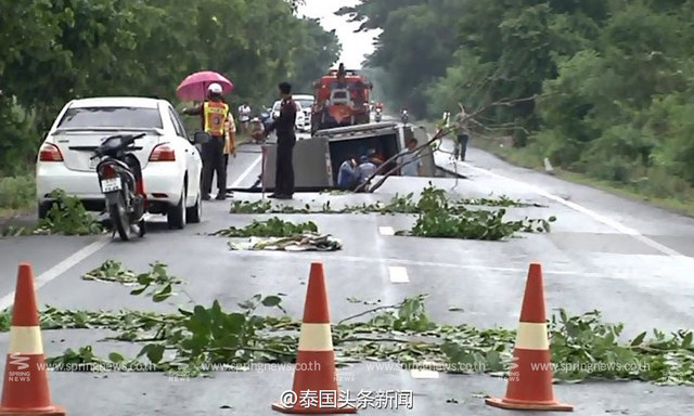 泰国干旱缺水导致的道路塌陷 路面开裂百米