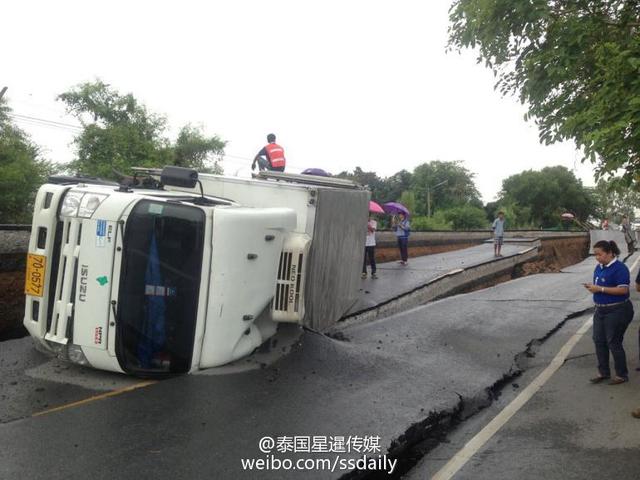 泰国干旱缺水导致的道路塌陷 路面开裂百米