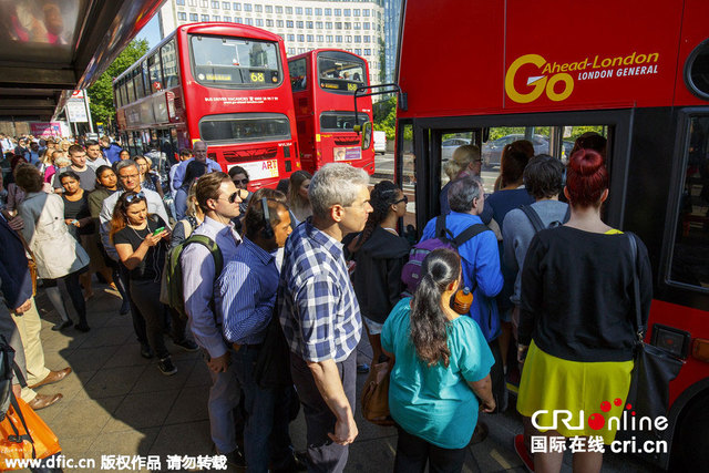 伦敦地铁大罢工 民众排长队等公交车