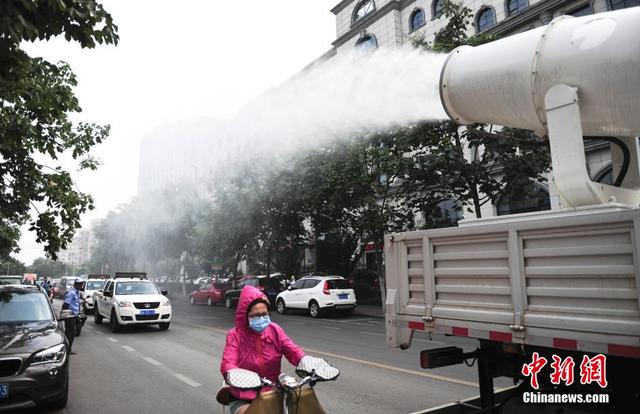 中国多地高温 民众避暑秀良方