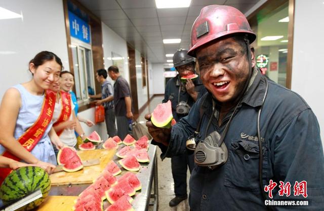 中国多地高温 民众避暑秀良方