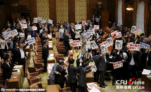 日众议院通过新安保法案 在野党议员示威闹场