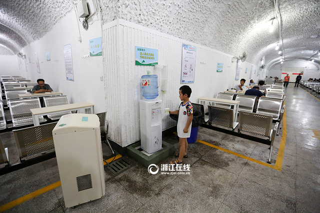 杭州高温蹿得快 市民防空洞避暑欢