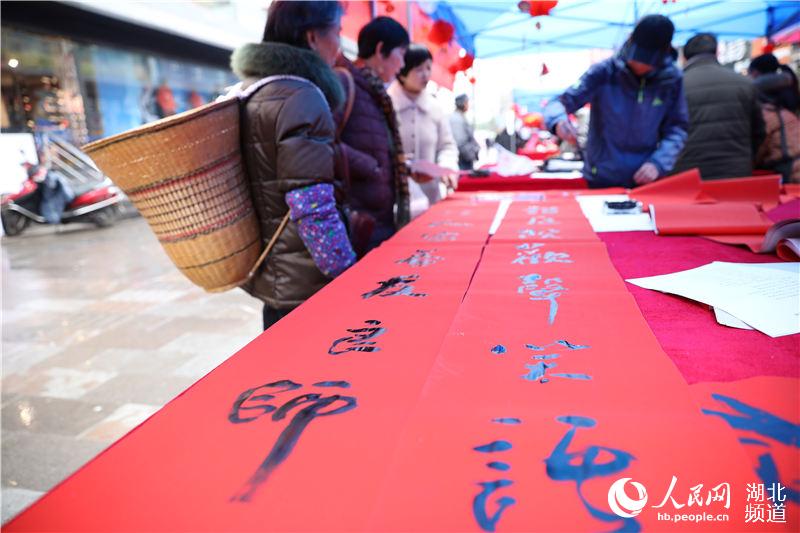 湖北鹤峰：义写春联送祝福 墨韵飘香迎新春