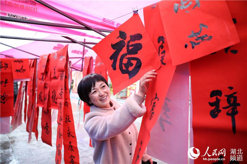 湖北鹤峰：义写春联送祝福 墨韵飘香迎新春