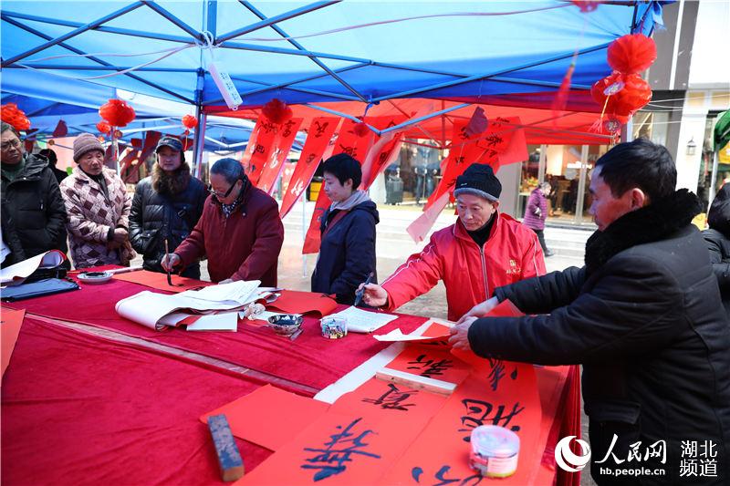 湖北鹤峰：义写春联送祝福 墨韵飘香迎新春