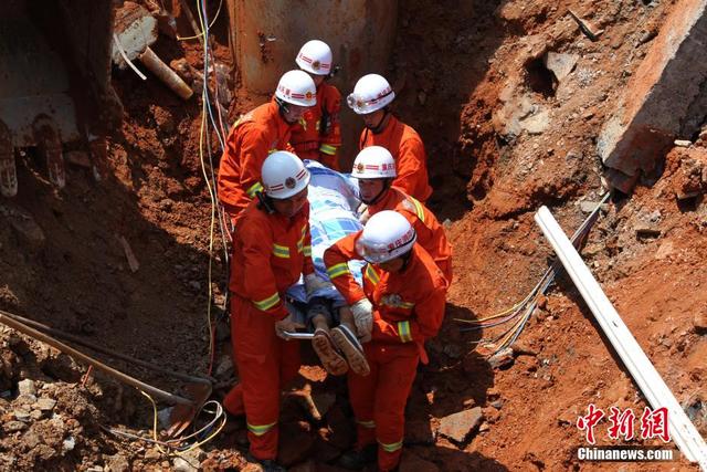 重庆黔江在建道路工地塌方 致1名工人遇难