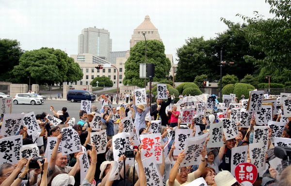 日本多个民调显示安倍支持率暴跌 政权危机感加深