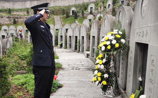 【法制安全】重庆公安排爆手梁新宇：祭奠跨越生死的战友情