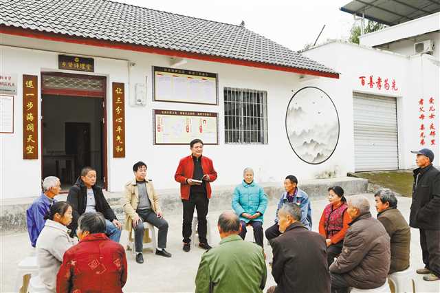 市委宣讲团成员在各地各部门宣讲党的十九届五中全会精神